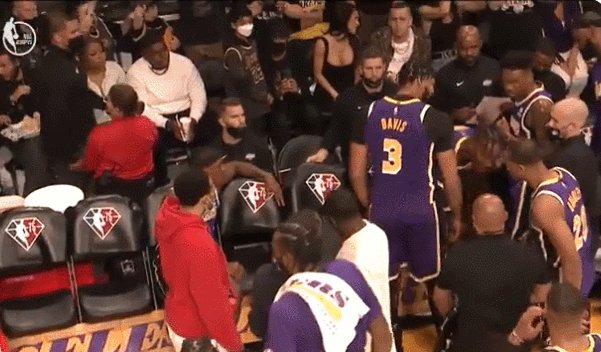 开云APP-湖人冲突为何而起？浓眉侵略性不足被霍华德聊破防