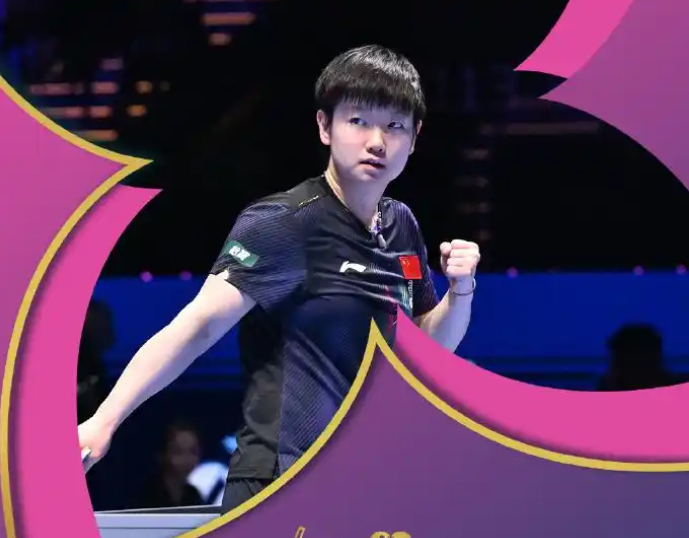 夺冠合影，孙颖莎一瘸一拐，无法走下高台阶，谁注意邱贻可举动|王楚钦|何卓佳|WTT重庆冠军赛|林诗栋|王曼昱_新浪新闻